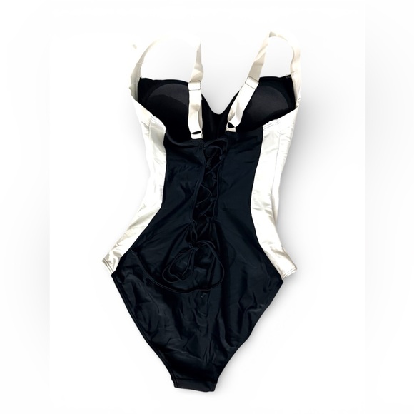 Eomenie One Piece Lace-Up Back, Colorblock Swimsuit.
Size M - Picture 7 of 12